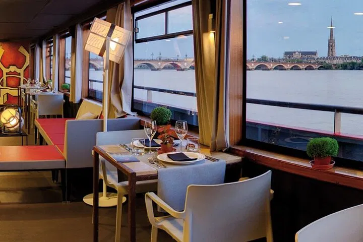 Parisian Dream: Private Tour with Seine Lunch Cruise & Eiffel Tower