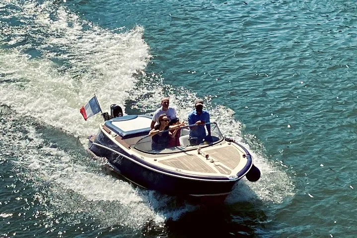 Paris Private Boat Tour: Seine River Cruise with Wine