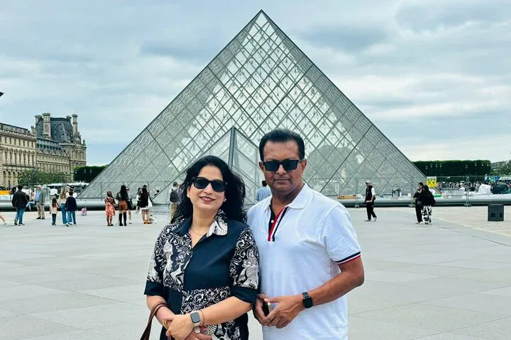 Stress-Free Louvre: Private Transfer in Paris