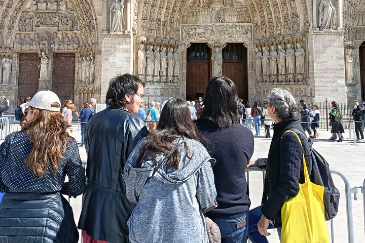 Notre Dame & Sainte Chapelle: Skip-the-Line Tour