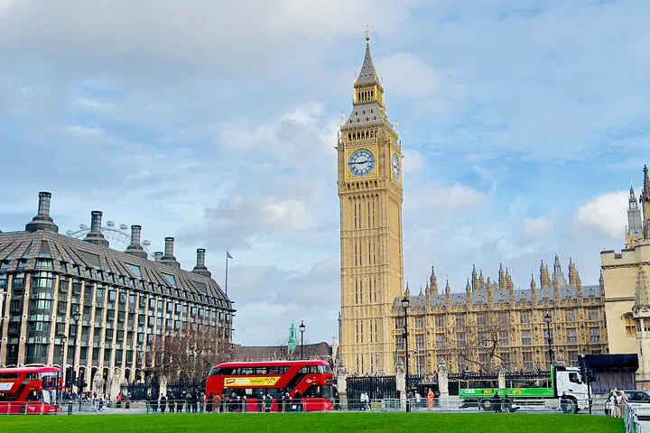 London's Iconic Landmarks: A Whirlwind 3-Hour Private Car Tour