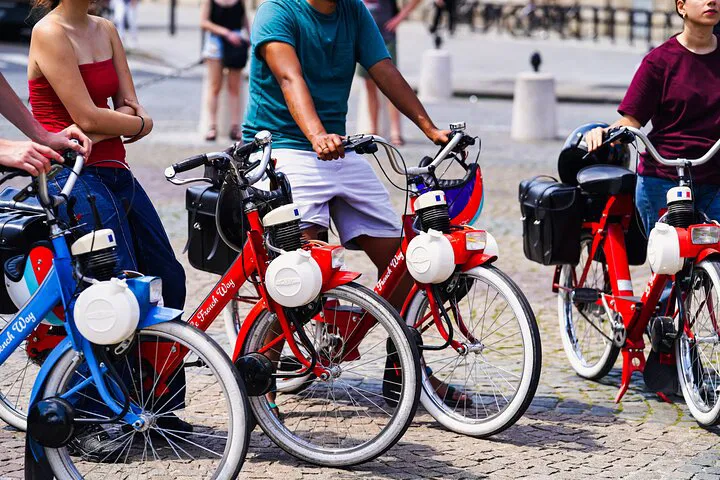 Chic Paris Unveiled: Vintage Bike Tour Along the Rive Droite