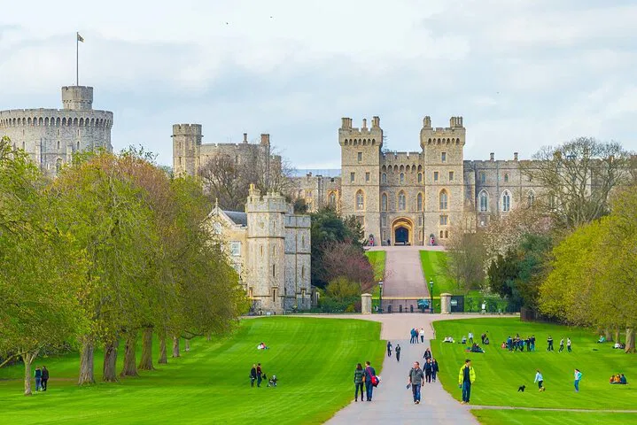 Royal Windsor Exclusive: A Chauffeur-Guided Castle Adventure