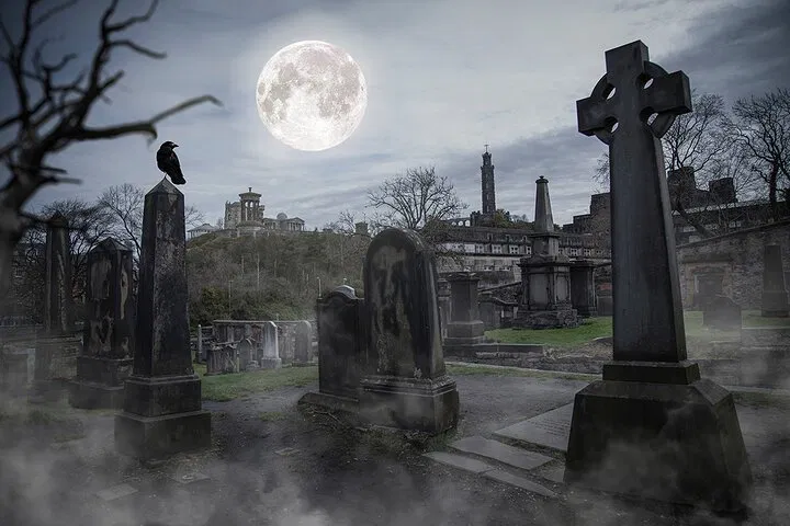 Edinburgh Ghost Tour: Spanish Guide, Dark History!