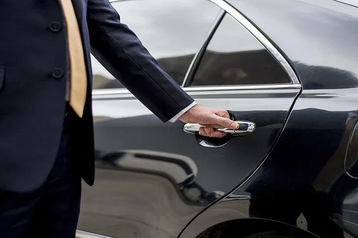 Effortless Oakville Arrival: Private Toronto Airport Transfer
