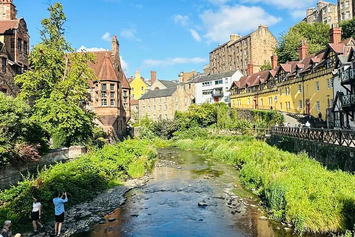 Discover Edinburgh's Majesty: A Luxurious Private Guided Tour
