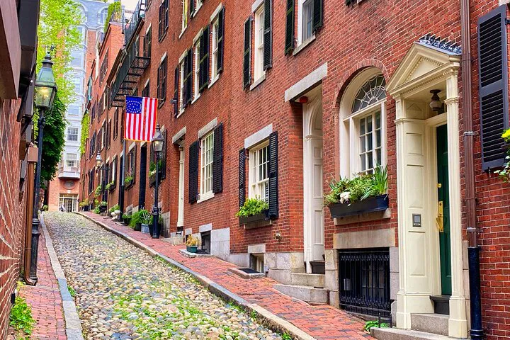 Uncover Beacon Hill's Secrets: A Historical Photo Walking Adventure