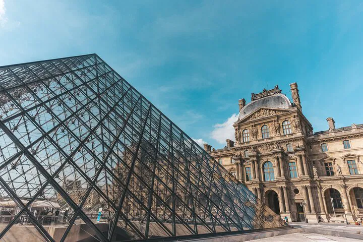 Capture Paris Magic: Professional Louvre Photo Shoot