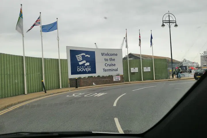 Seamless Dover to London Transfer: Leeds Castle Stopover