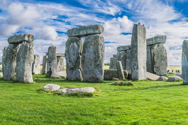 Stonehenge Half-Day Tour from London: Admission & Snack