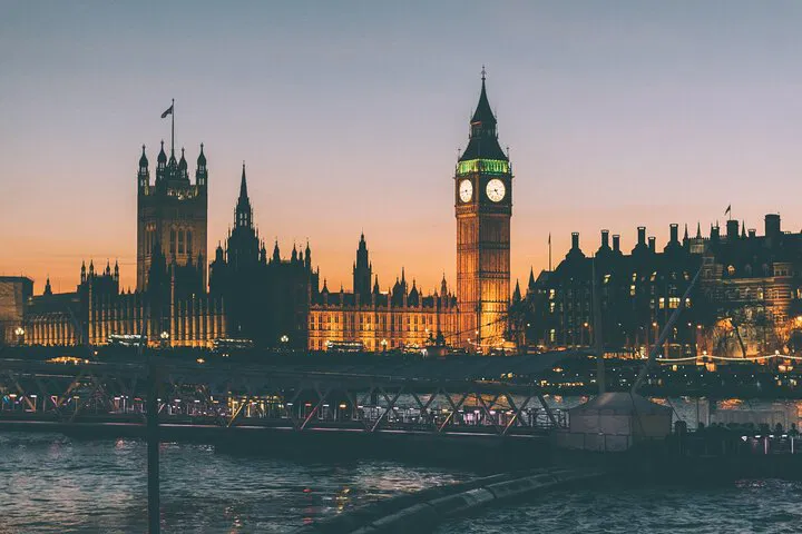 Unlock London's Secrets: A Thrilling Scavenger Hunt Adventure!