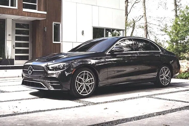 Effortless Dublin Arrival: Private Airport Transfer in Style
