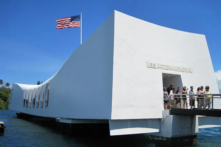 Waikiki-Pearl Harbor Roundtrip Shuttle: Explore at Your Pace