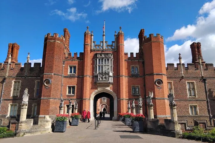 Unlock Hampton Court's Secrets: A Private Tudor & Baroque Tour