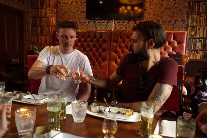 Haggis Hunters: Dive Deep into Edinburgh's Culinary Secrets!