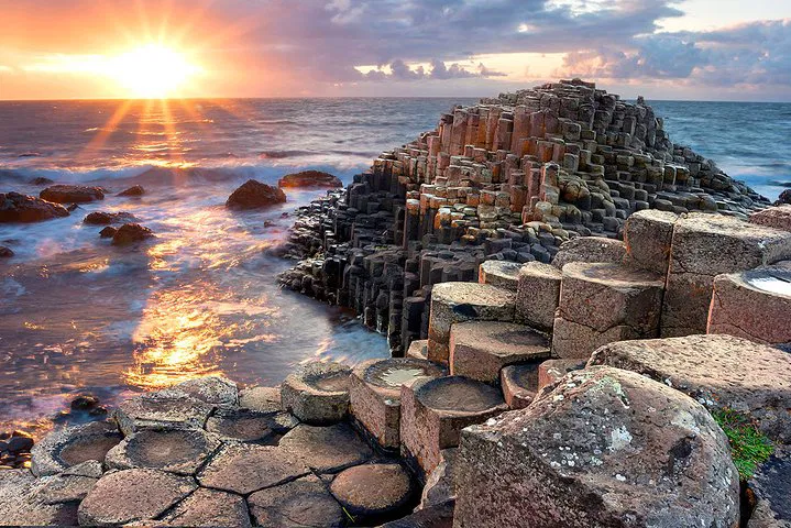 Uncover Northern Ireland: Spanish Guided Tour to Giants Causeway & Belfast