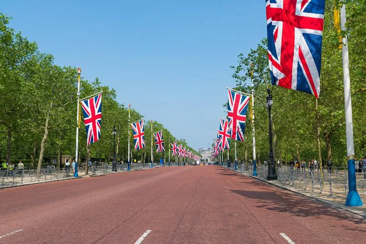 Discover London's Iconic Landmarks: A Walking Tour & London Eye Adventure