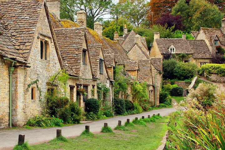 Explore Cotswolds' Quaint Villages: A Full-Day Tour from Birmingham