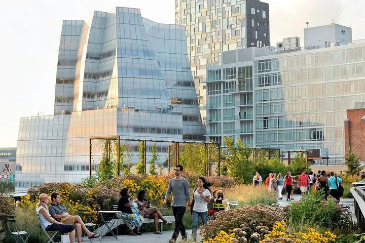 Uncover NYC's Secrets: Highline & Chelsea Market Adventure!
