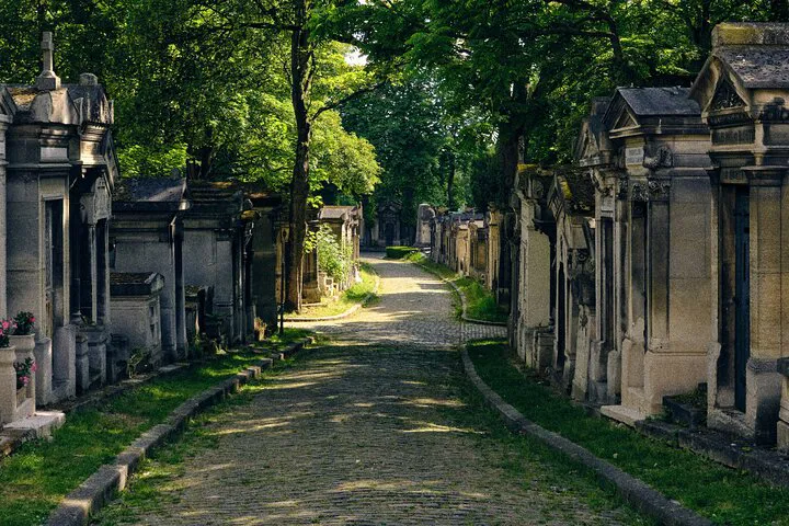 Parisian Graves & Crepes: Père Lachaise Cemetery Tour with Culinary Delight
