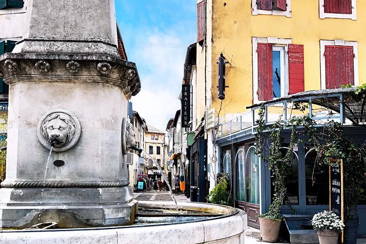 Effortless Airport Transfers: Marseille & Saint-Rémy Private Car Service
