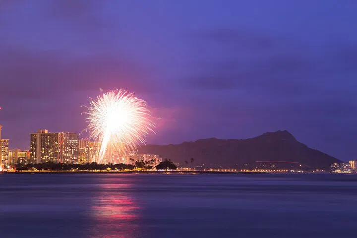 Oahu Fireworks Cruise: Waikiki Views & Island Delights