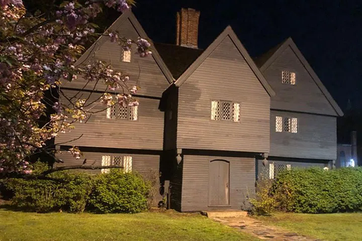 Salem Ghost Tour: Haunted Footsteps & Paranormal Tales