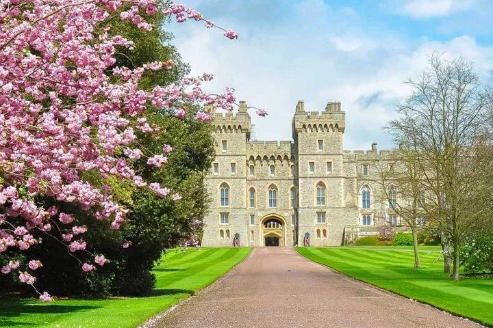 Uncover Royal History: Windsor, Eton & Hampton Court Private Tour