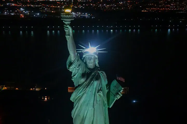 Enchanting Holiday Lights: A Helicopter Tour Over New York City & Westchester