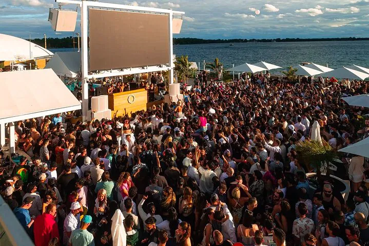 Toronto VIP Tour: Luxury Yacht & Exclusive Nightclub