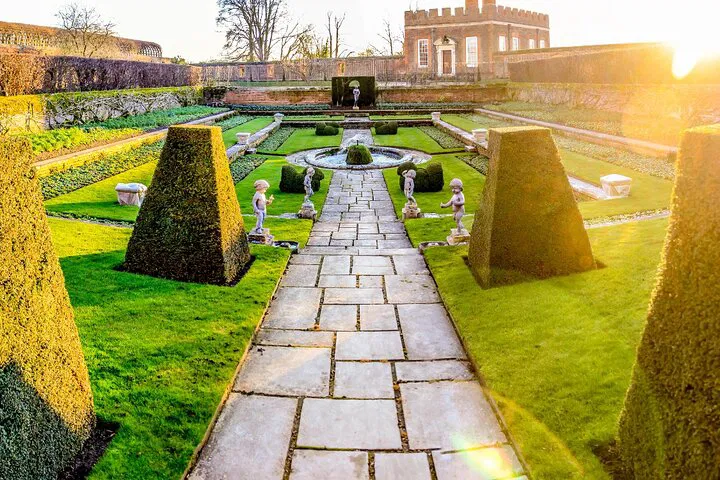 Hampton Court Palace: Private Royal History Tour