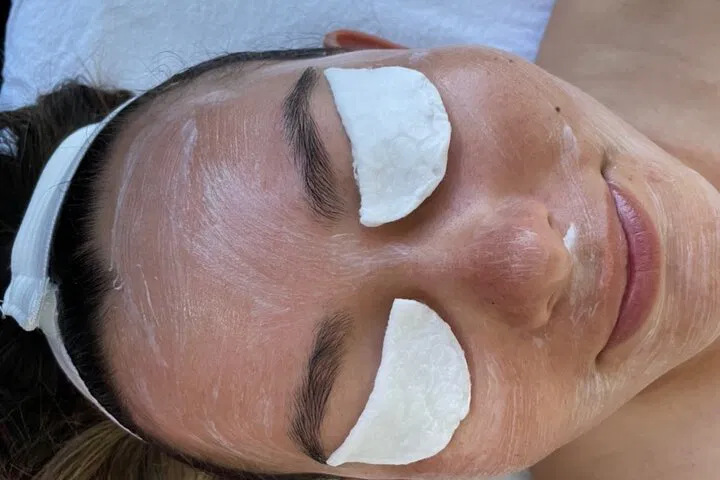 Oahu's Botanical Bliss: Private Facial & Hand Dip Adventure