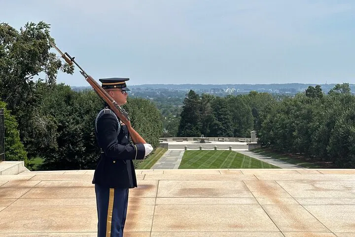 Arlington Cemetery Tour: Walk with a Local Expert