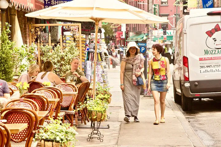 Uncover NYC's Secrets: Personalized Local Guide Adventure