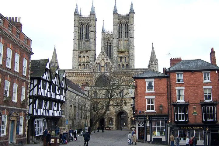 Uncover Lincoln's Charms: A Personalized Walking Adventure