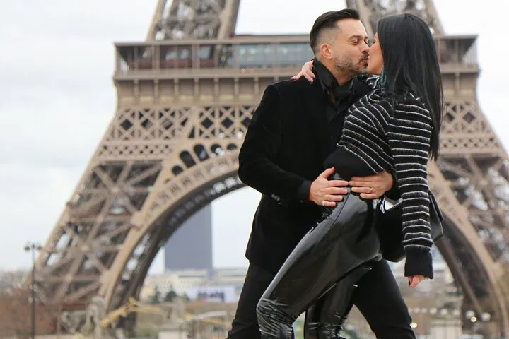 Parisian Elegance: Capture Your Dream Photoshoot at the Eiffel Tower