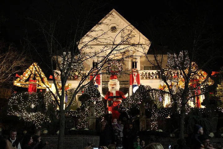 Dazzling Dyker Heights Christmas Lights: A Brooklyn Holiday Spectacle