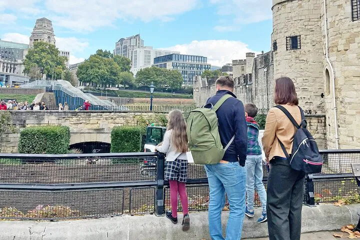 Tower of London & Bridge: Family Fun Private Tour