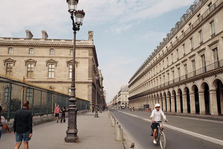Paris by Vintage Car: A Chauffeur-Driven Day & Night Dream