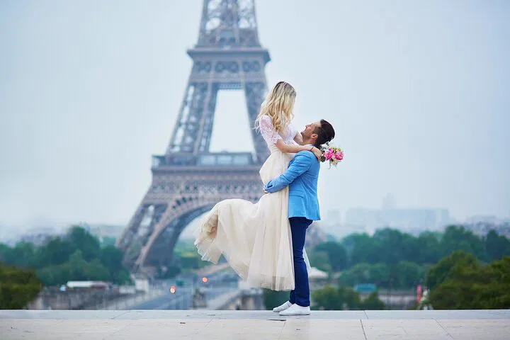 Capture Parisian Romance: Private Photoshoot with Flowers!