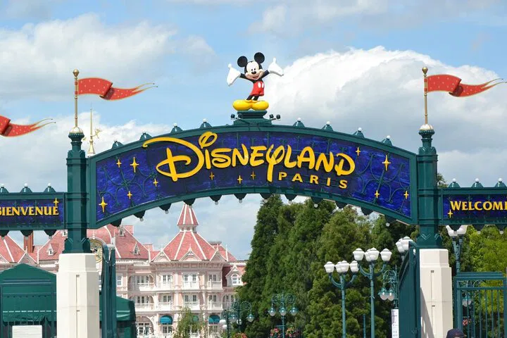 Disneyland Paris: Stress-Free Trip with Park Transport!