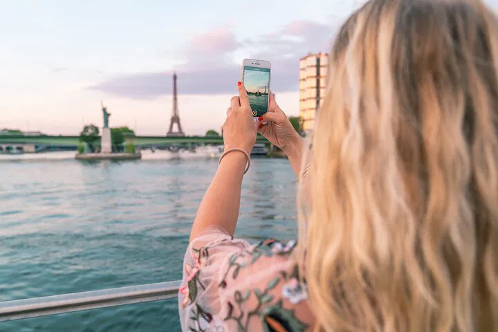 Paris Seine River Cruise: See Iconic Sights!