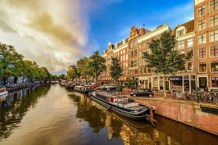 Berlin to Amsterdam: Private Transfer with Sightseeing Bliss