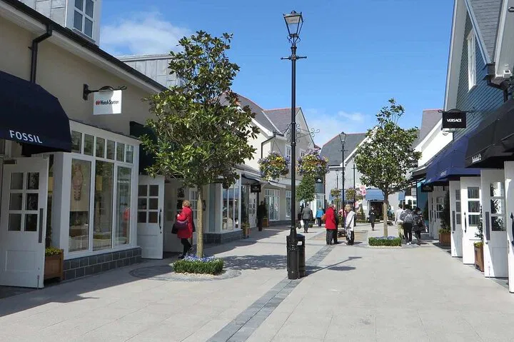 Luxury Shopping Getaway: Dublin Hotels to Kildare Village Private Tour