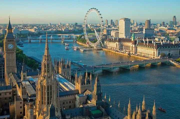 Unveiling England's Gems: A Private Car Tour to Windsor & Portsmouth
