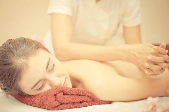 Escape to Tranquility: 60-Minute Waikiki Beach Walk Body Massage