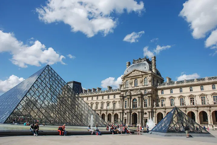 Louvre: Skip-the-Line, Mona Lisa Escort or Guided Tour