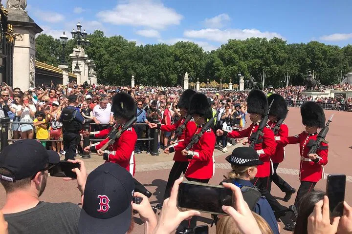 Witness Royal Grandeur: A Changing of the Guard Private Walking Tour