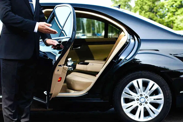 Luxury Airport Transfer: Toronto to Hamilton with Black Car Service