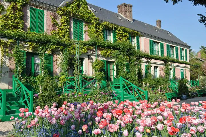 Giverny & Versailles: Dive into Impressionism & Royal Grandeur from Paris